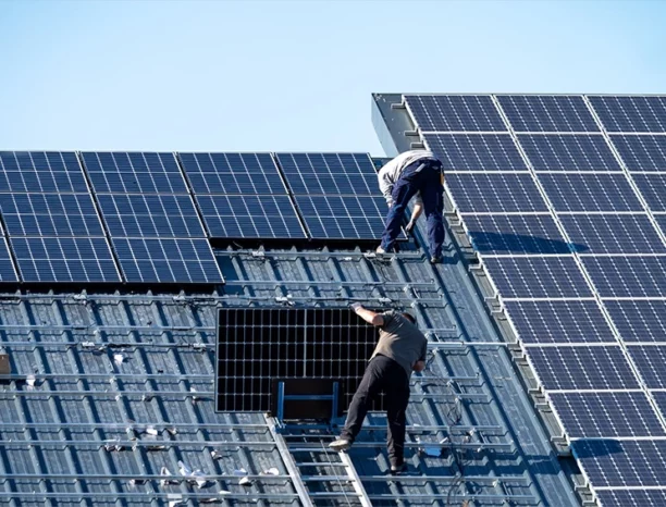 Comparista | Installation einer Photovoltaikanlage auf einem Schrägdach.