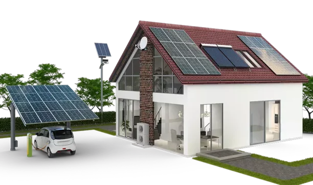 Comparista | Haus mit installierten Solarpaneelen auf Dach und Garage